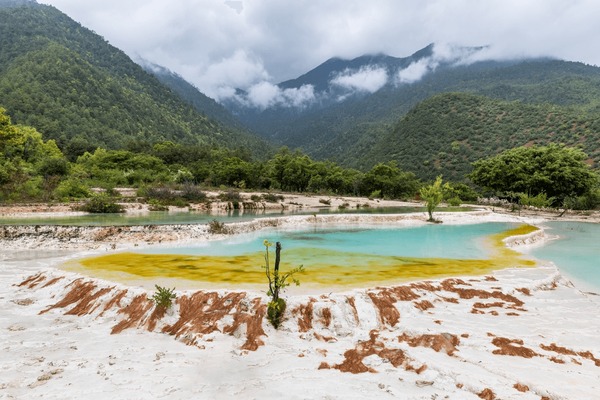 A scenic view of baishui_county_cangjie_temple_scenic_area