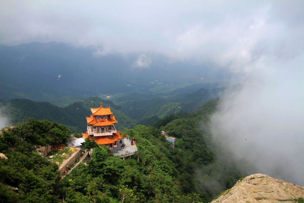 A scenic view of Baiyun Mountain