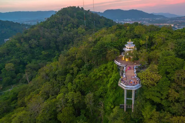 A scenic view of Baiyun Mountain
