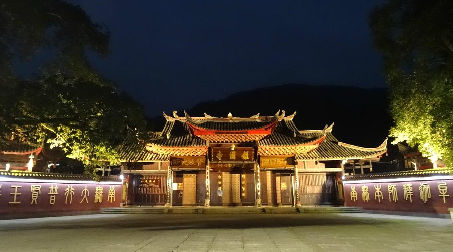 Experience the Tranquility of Baoguo Temple: Tips for Travelers
