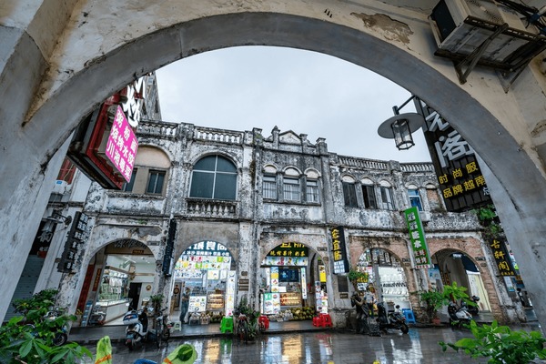 Experience the Vibrant Life of Beihai Old Street: Shopping, Dining, and Culture