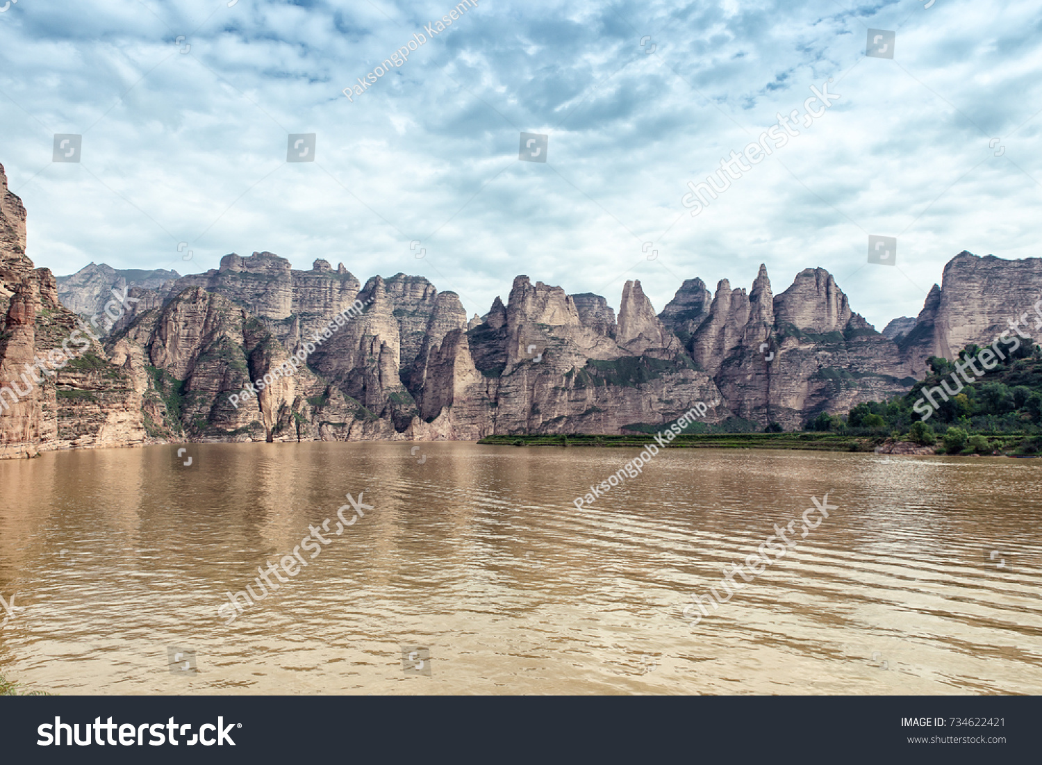 A scenic view of bingling temple grottoes