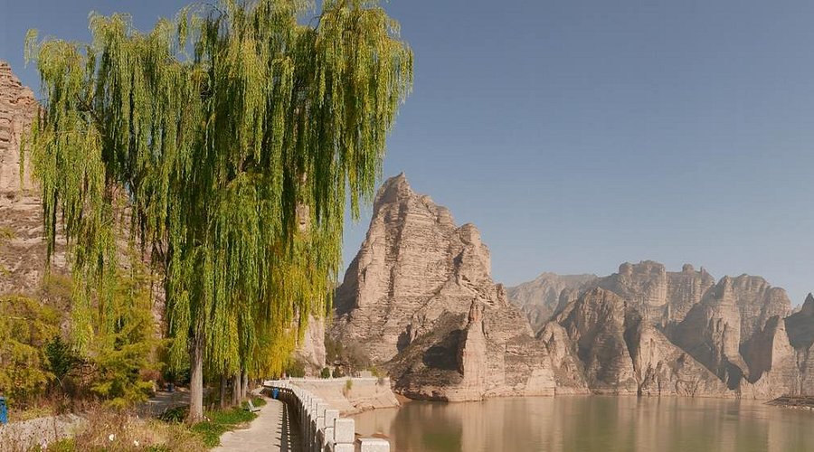 A scenic view of bingling temple grottoes