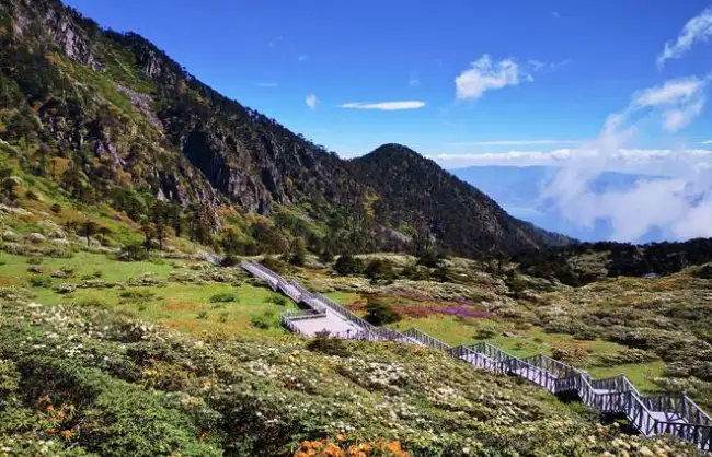 A scenic view of cangshan mountain