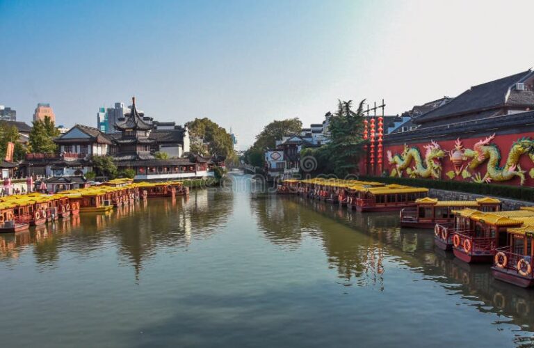 Discover the Enchantment of Confucius Temple: A Nighttime Experience Along Qinhuai River