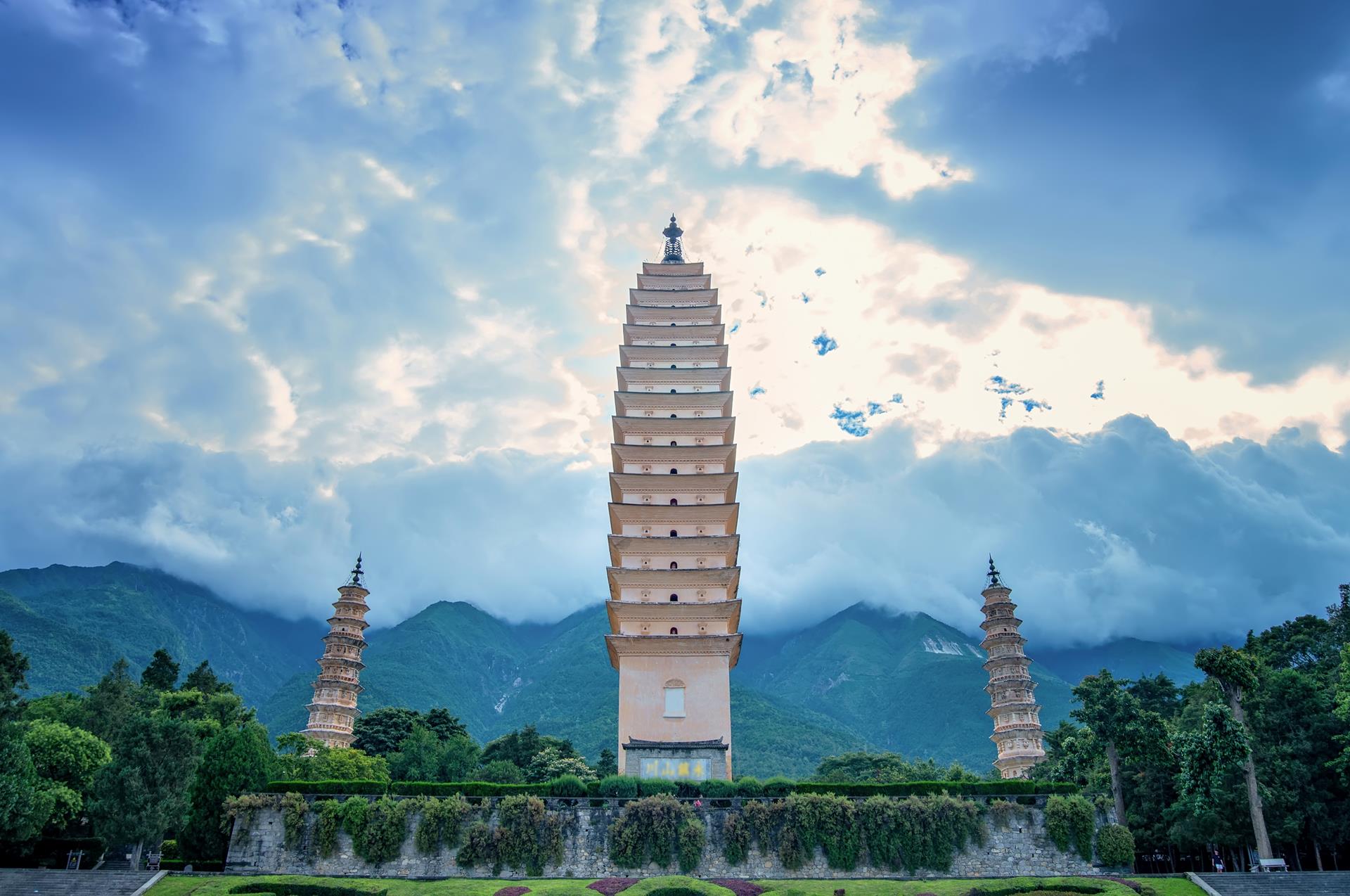 A scenic view of dali three pagodas