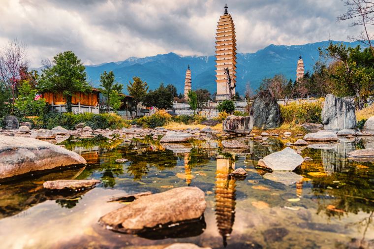 A scenic view of dali three pagodas