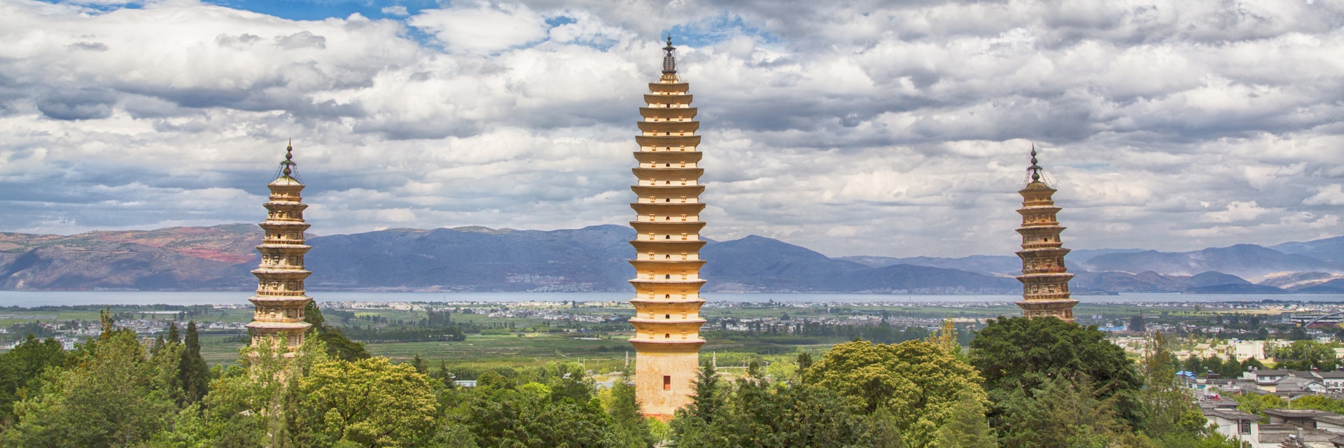 A scenic view of dali three pagodas