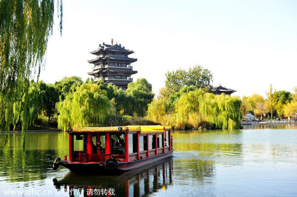 A scenic view of Daming Lake