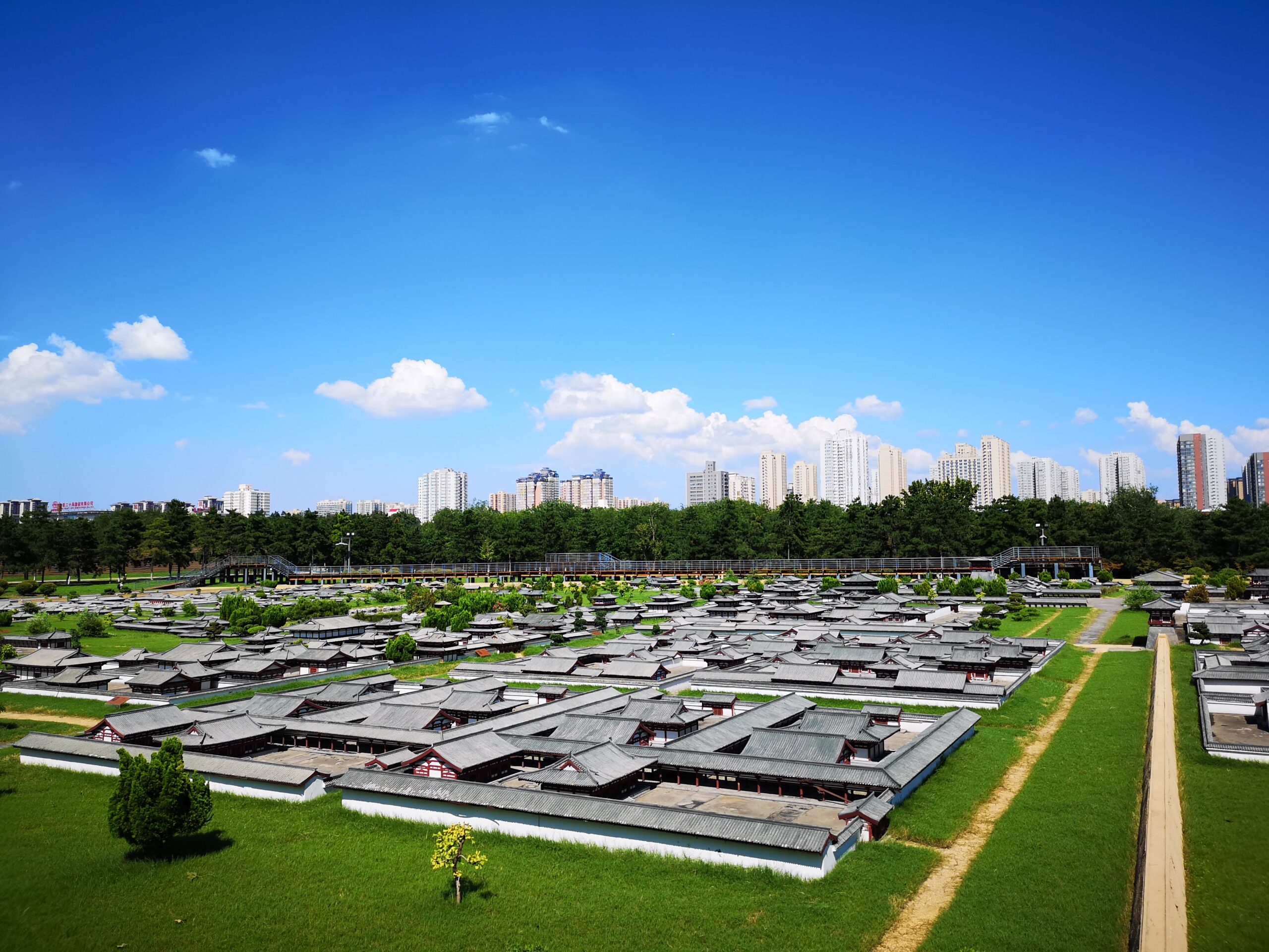 A scenic view of daming_palace_national_heritage_park