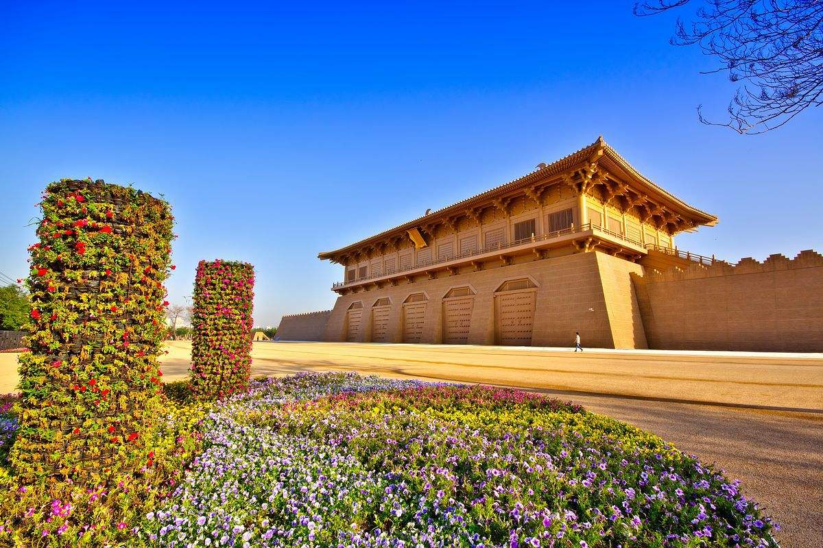 A scenic view of daming_palace_ruins