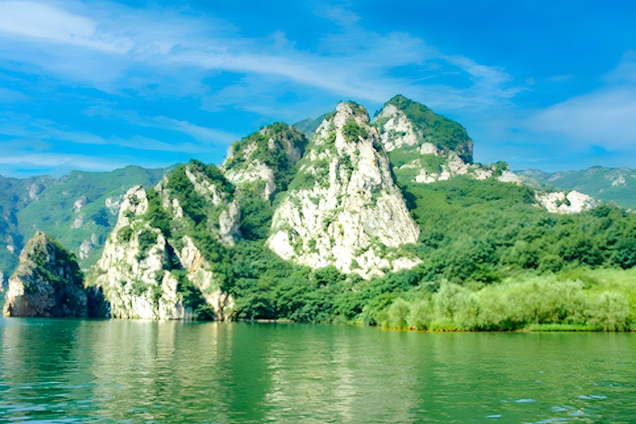 A scenic view of Daxiongshan Xianren Valley