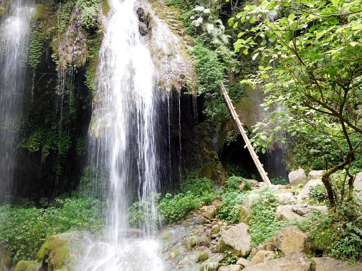 A scenic view of Dehang Aizhai Wonder