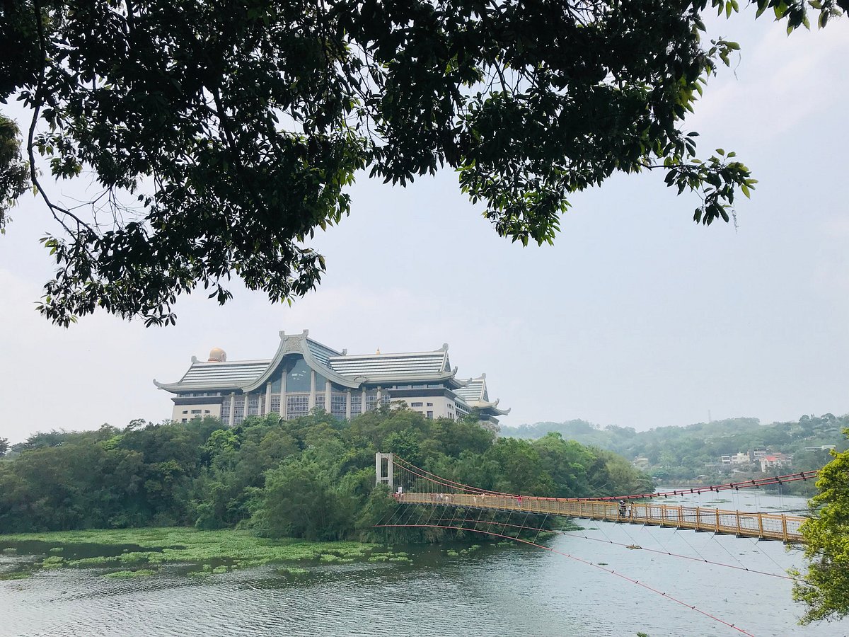 A scenic view of emei lake