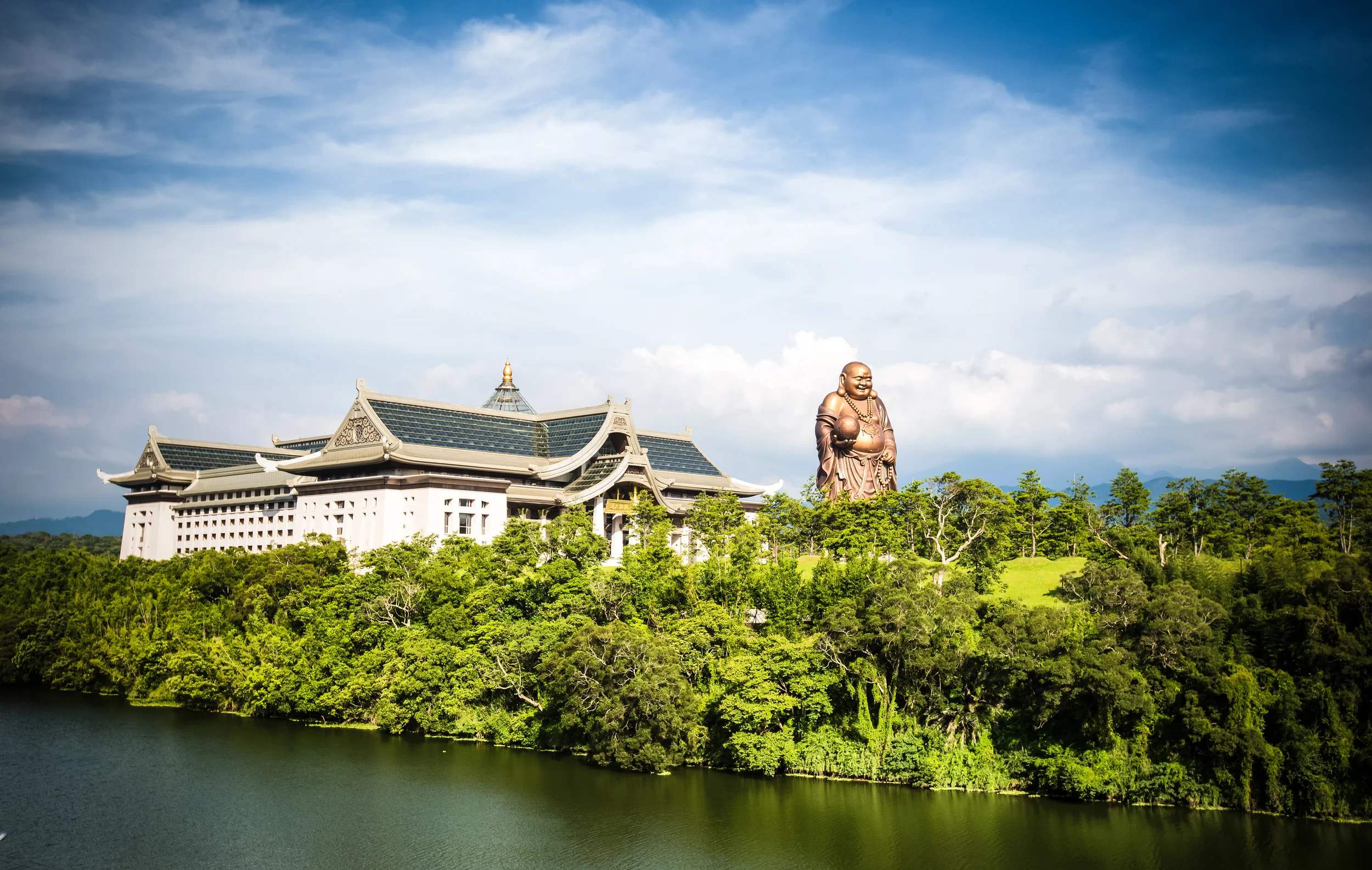A scenic view of emei lake