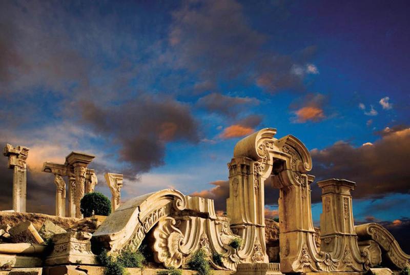 A scenic view of epang_palace_ruins