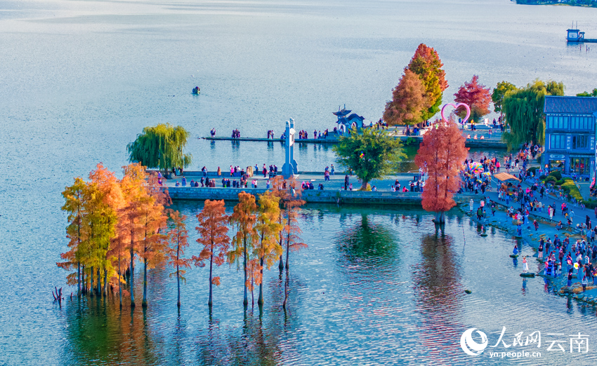 A scenic view of erhai lake
