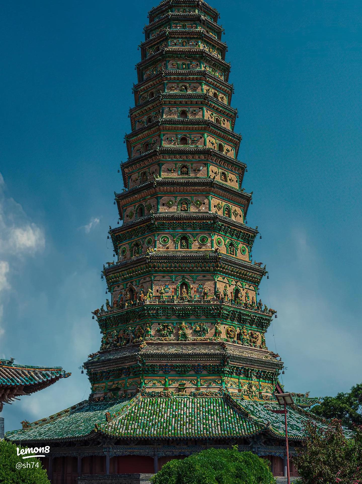 A scenic view of Feihong Pagoda