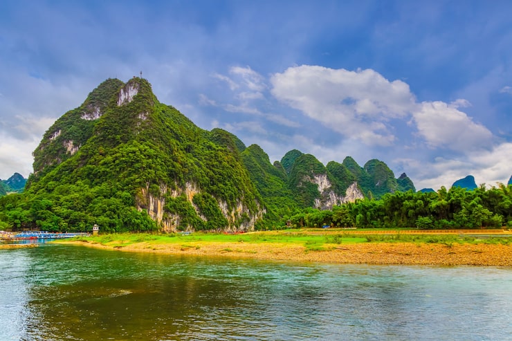 A scenic view of fengcheng river scenic area