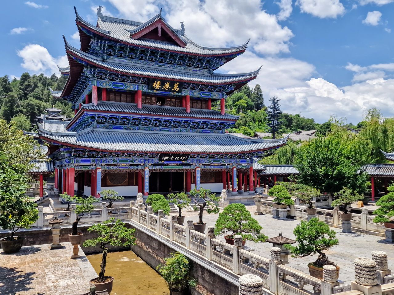 A scenic view of former residence of xu xiake and qinshantang stone carvings