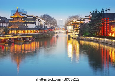 Experience the Magic of Lanterns and History at Fuzimiao Qinhuai River