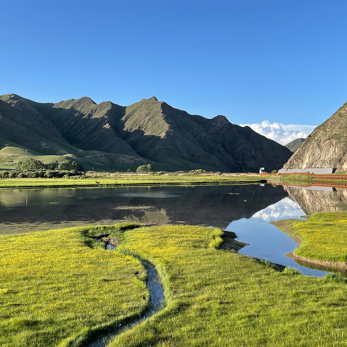 A scenic view of gannan xiahe sangke grassland