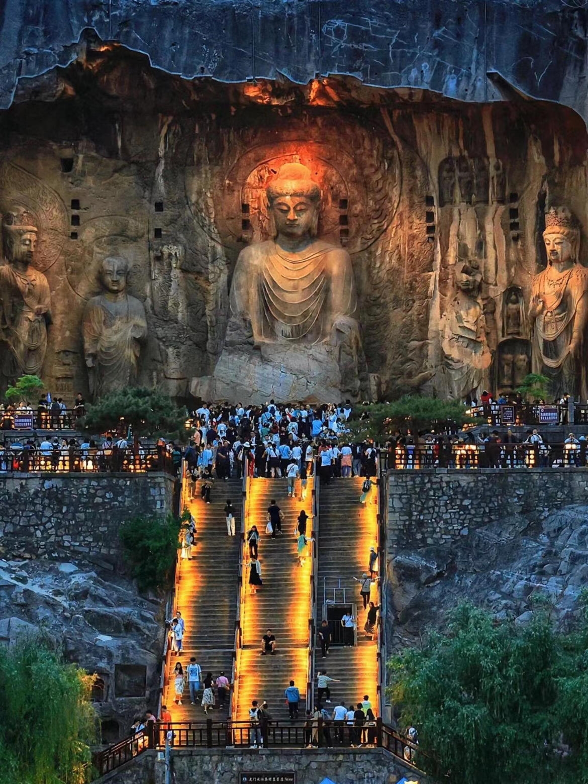 A scenic view of great_buddha_temple_grottoes_scenic_area