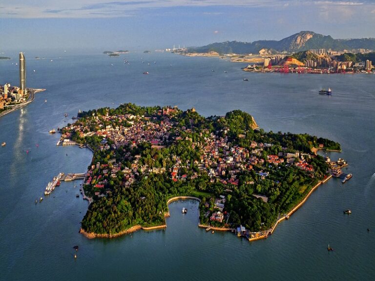 A Culinary Journey Through Gulangyu Island: Taste the Local Flavors