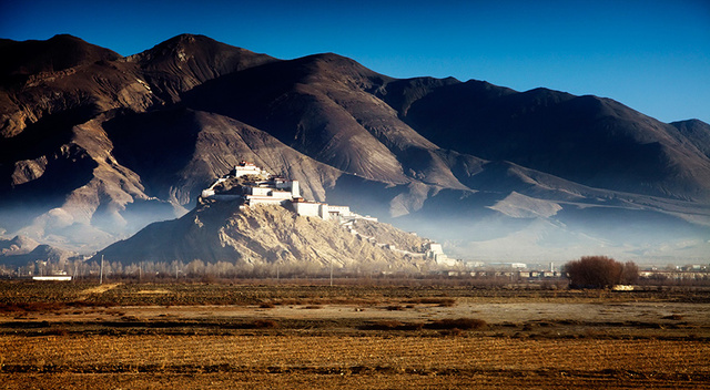 A scenic view of gyantse dzong