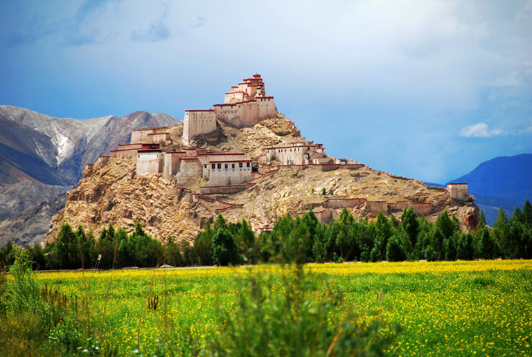 A scenic view of gyantse dzong