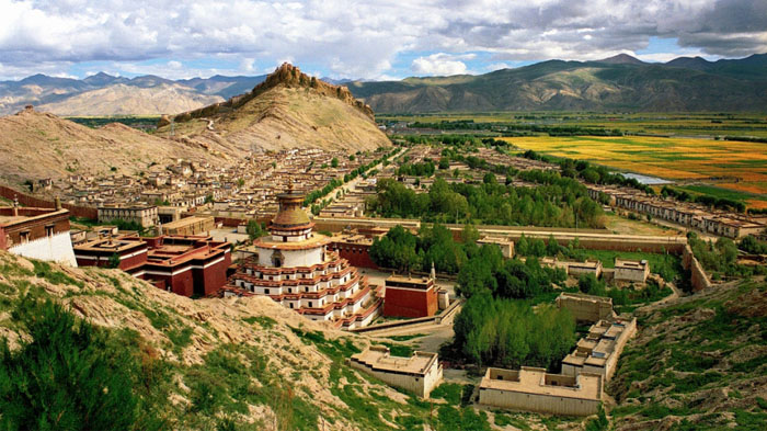 A scenic view of gyantse pelkor chode monastery