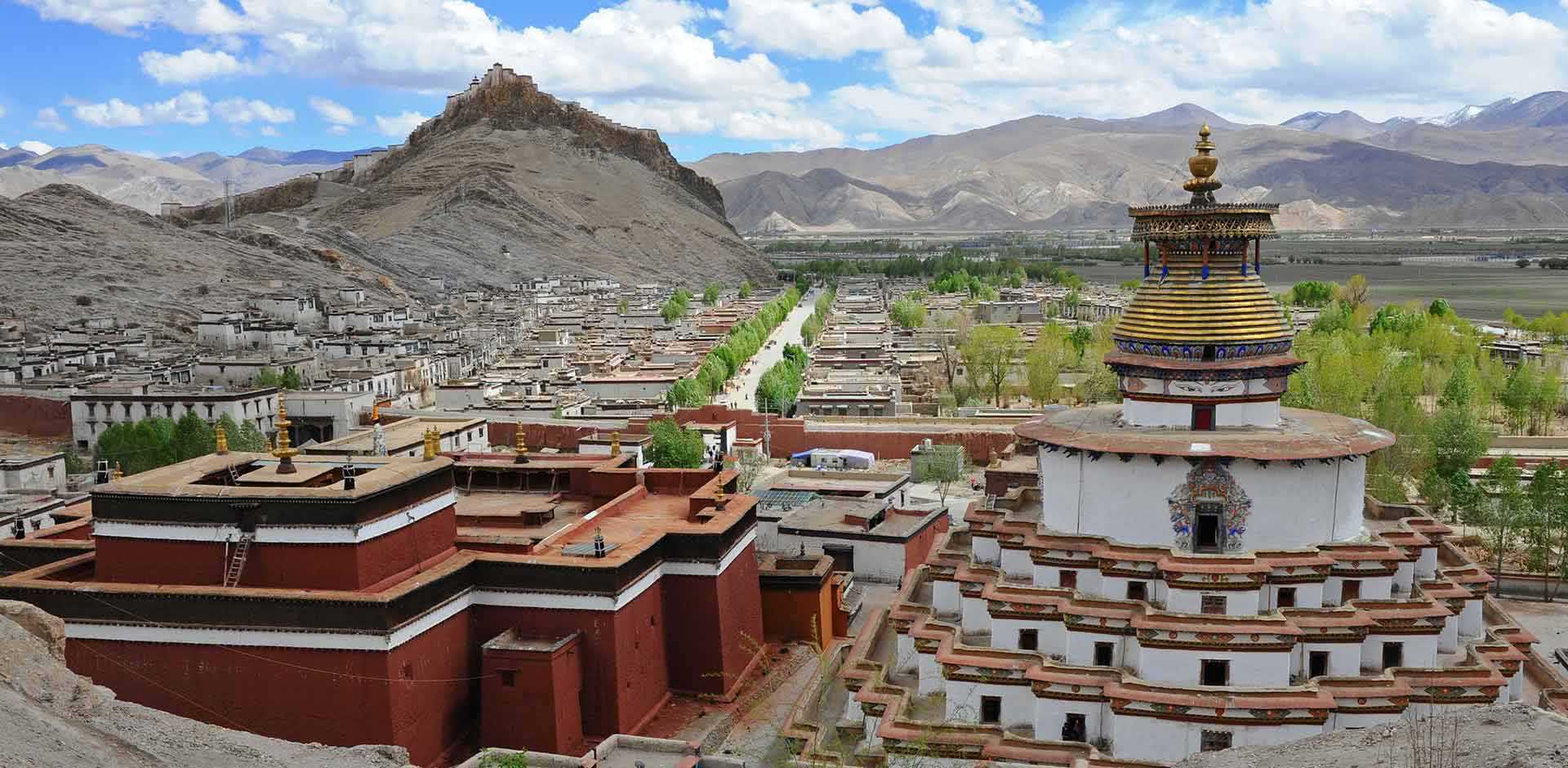 A scenic view of gyantse pelkor chode monastery