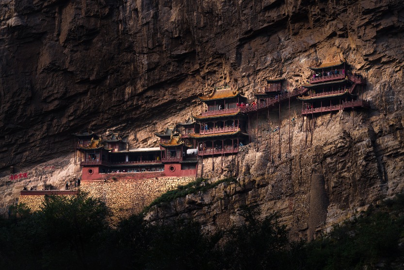 A scenic view of hanging temple