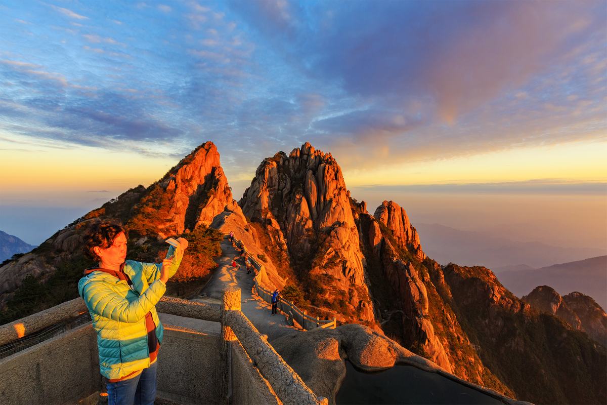 A scenic view of huangshan scenic area