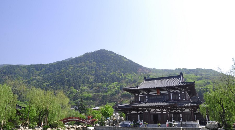 A scenic view of huaqing_palace_cultural_tourism_scenic_area