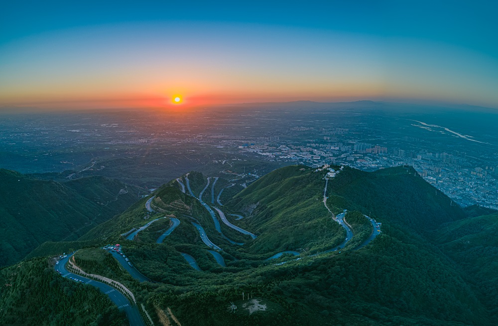 A scenic view of huaqing_palace_cultural_tourism_scenic_area