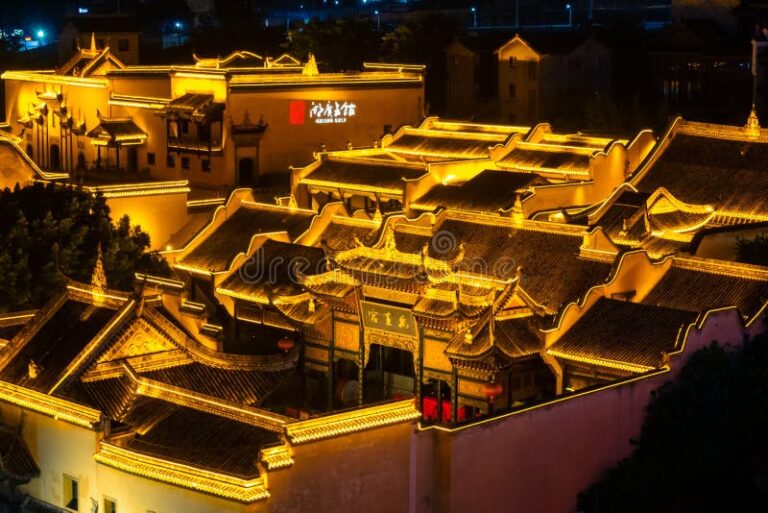 Huguang Guild Hall: Experience the Vibrant Traditions of Chinese Culture