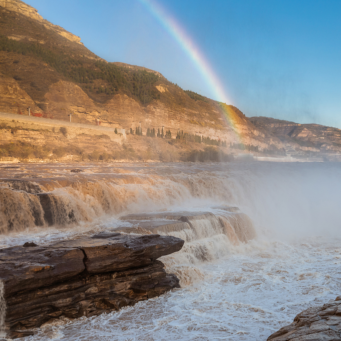 A scenic view of hukou_waterfall_of_the_yellow_river_tourism_area