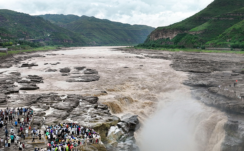 A scenic view of hukou_waterfall_of_the_yellow_river_tourism_area