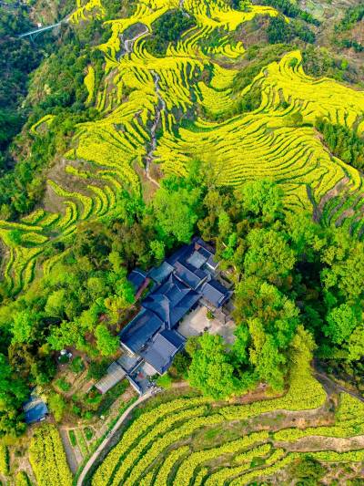 A scenic view of jiangnus_hometown_qin_peoples_village_scenic_area