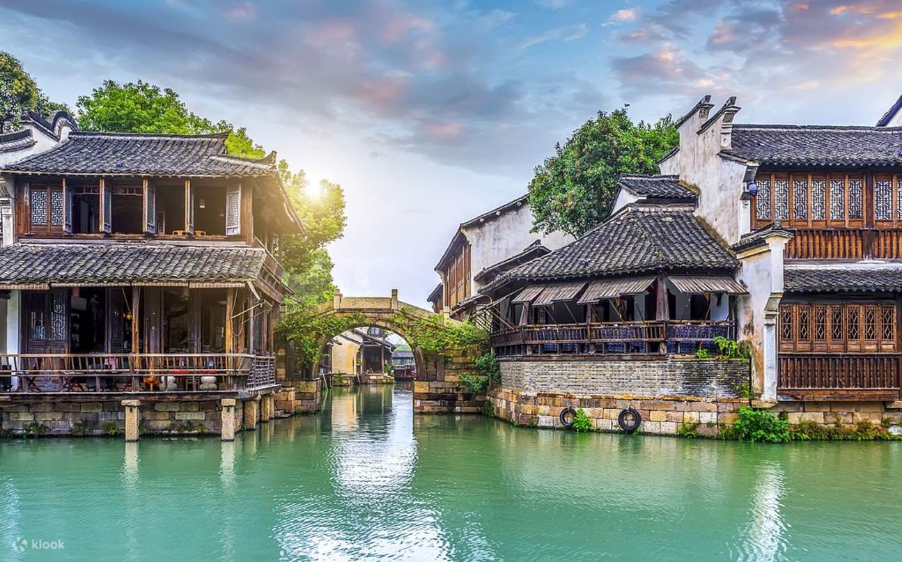 A scenic view of jiangnus_hometown_qin_peoples_village_scenic_area