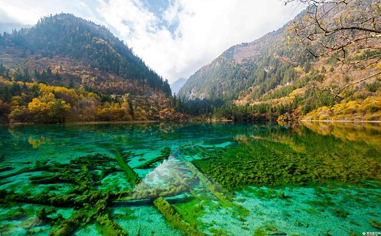 A scenic view of jiuquan huacheng lake