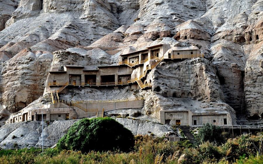 A scenic view of kizil thousand buddha caves