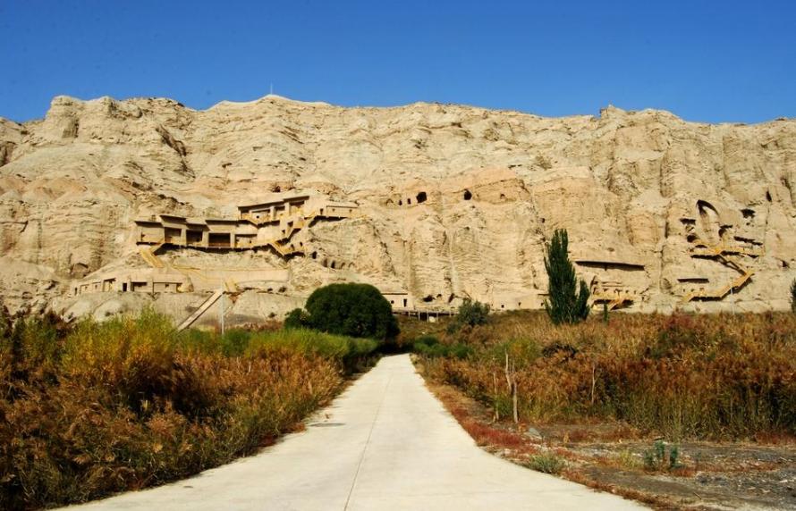 A scenic view of kizil thousand buddha caves