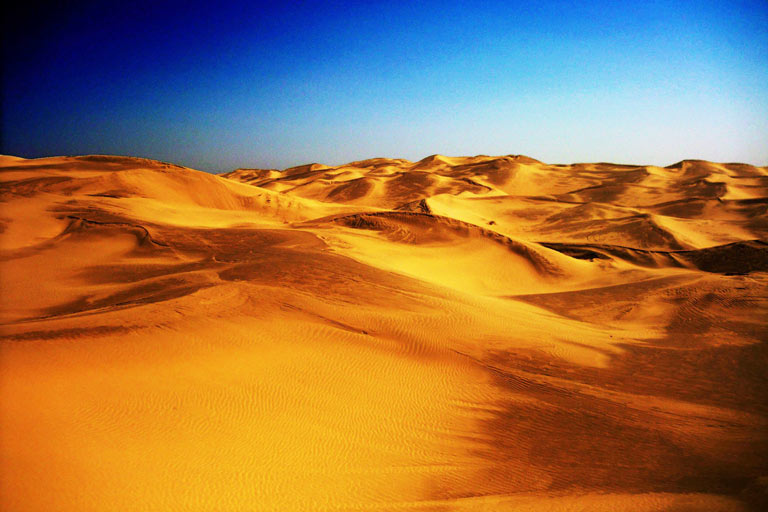 A scenic view of kubuqi_desert_seven_star_lake