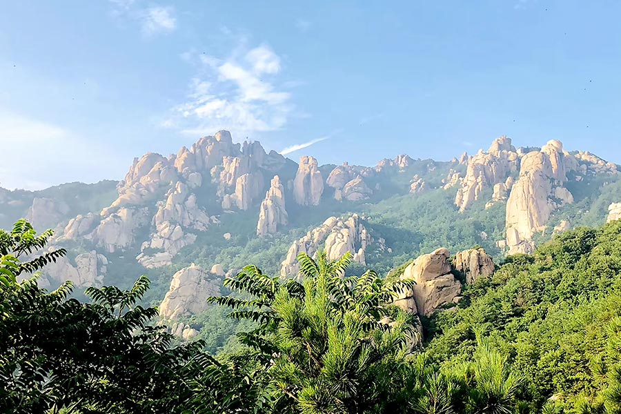 A scenic view of Laoshan Mountain
