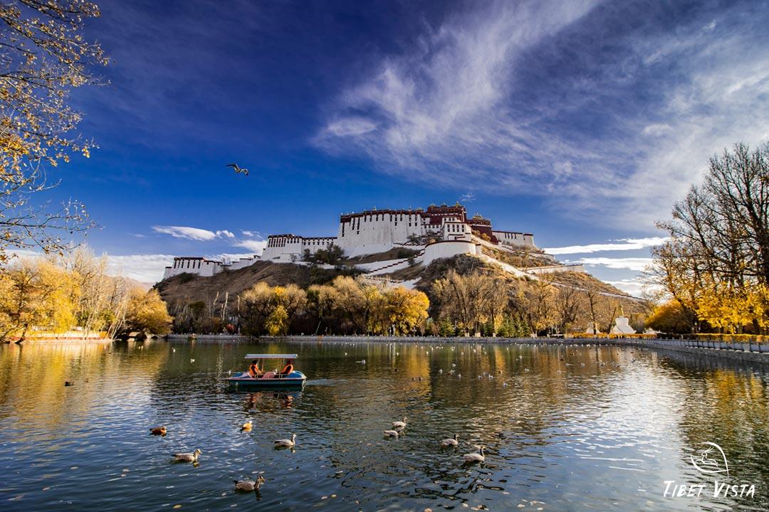 A scenic view of lhasa river
