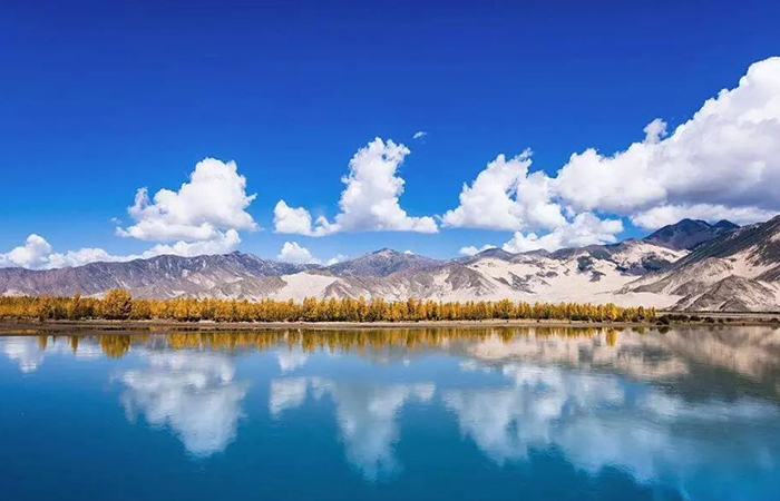 A scenic view of lhasa river