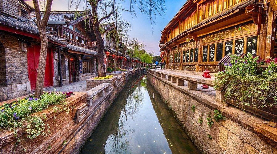 A scenic view of lijiang ancient town