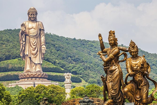 A scenic view of ling shan grand buddha